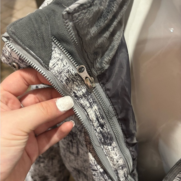 Stylish Gray and Pink Winter Jacket - Picture 7 of 8